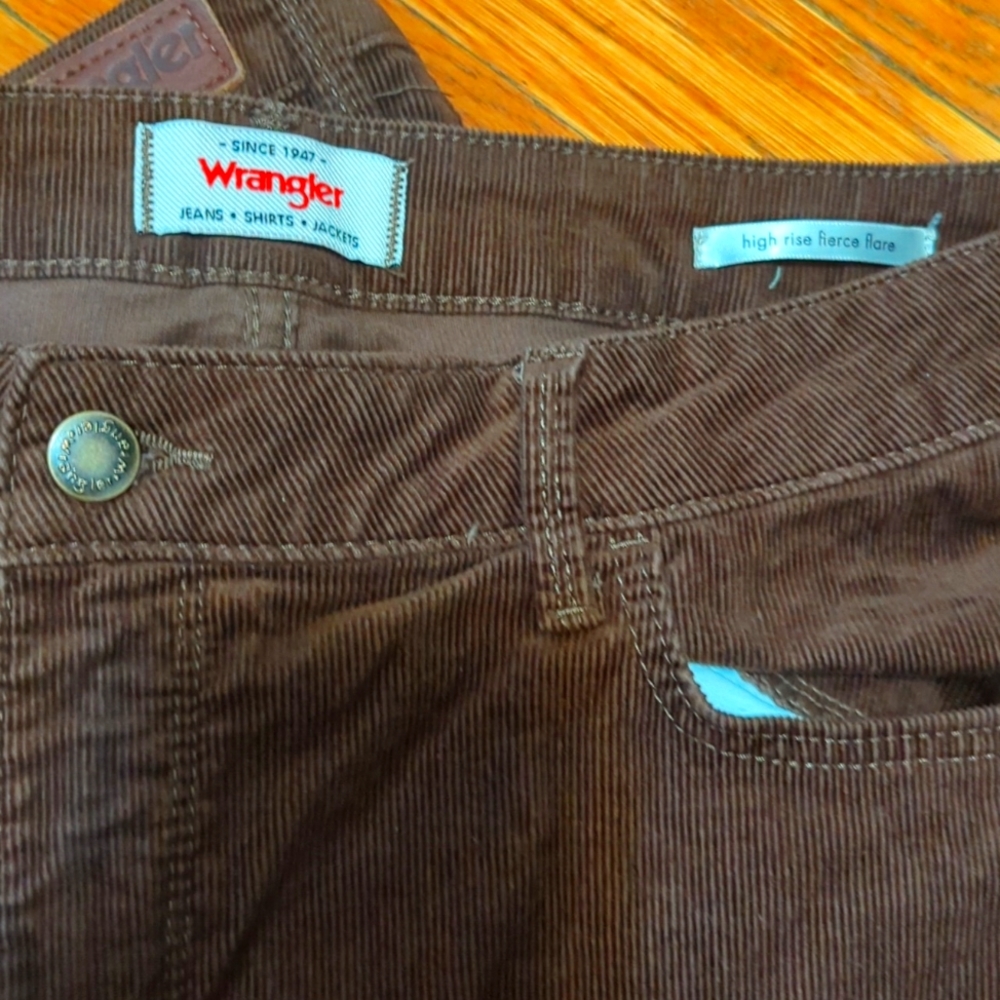 Pantaloni Wrangler Donna Vita Alta Fierce Flare - In Velluto A Coste, Svasati, Taglio Comodo